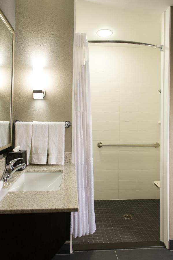 Holiday Inn Express And Suites Madison Central By Ihg Exterior foto