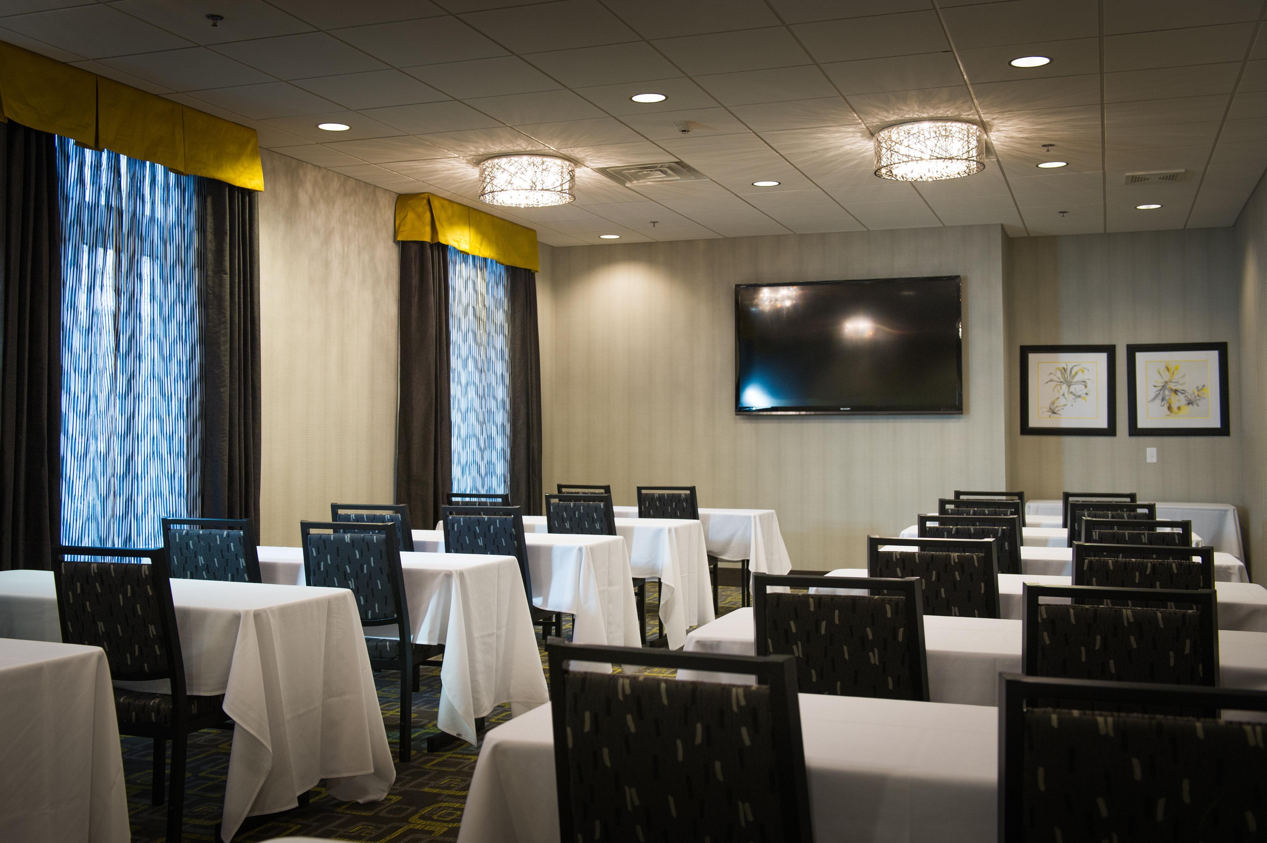 Holiday Inn Express And Suites Madison Central By Ihg Exterior foto